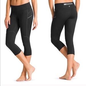 ATHLETA Cropped Black Leggings with back pocket